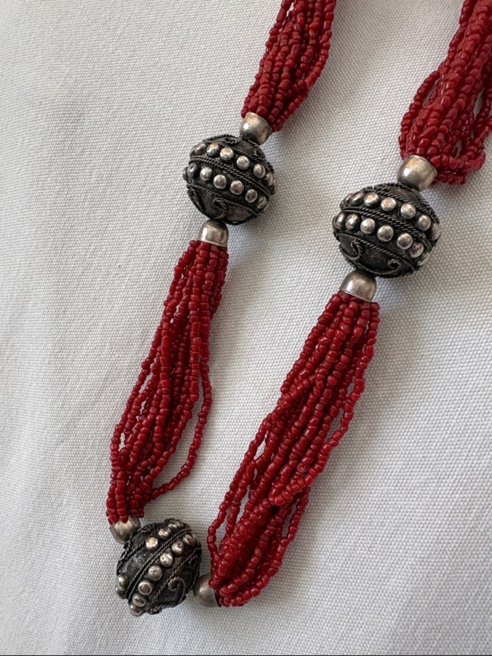 Vintage Ethnic Red Glass Seedbead and  Tibetan Silver Accents - See Photos - Picture 6 of 7